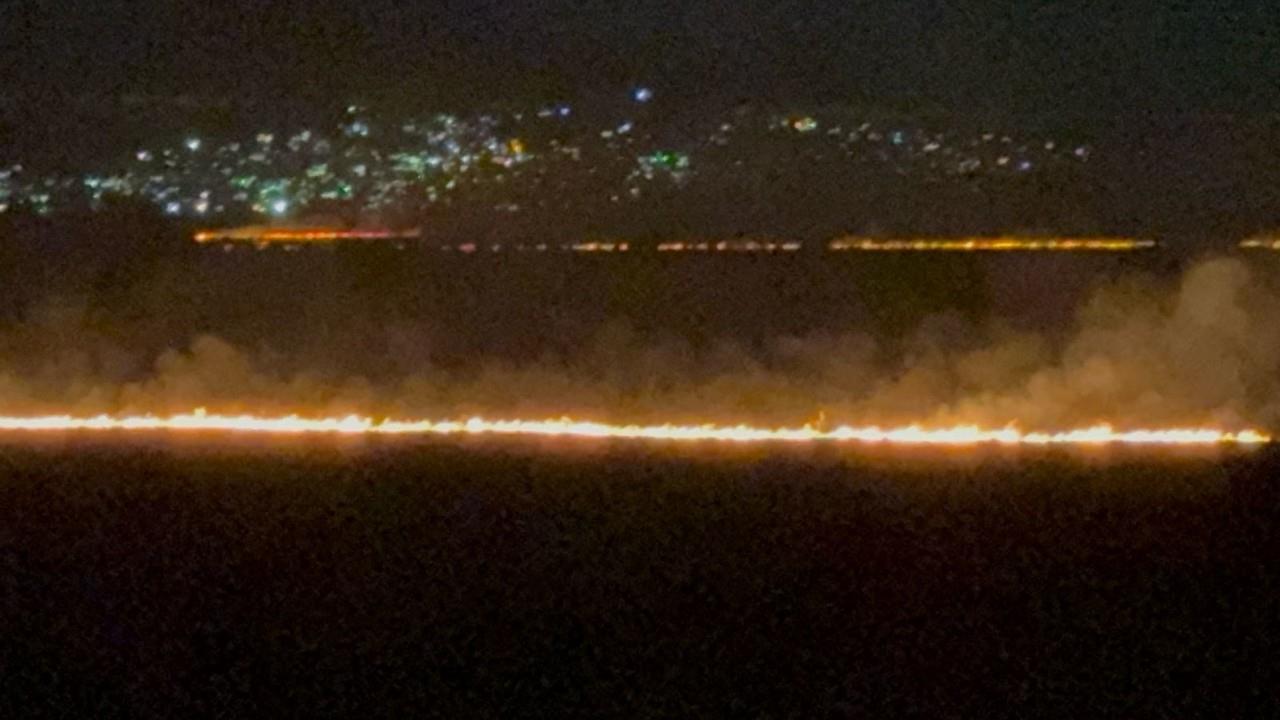 El fuego consume por más de ocho horas el lirio y hierba seca en lo que fue la Laguna de Zumpango. Foto: Fernando Cruz