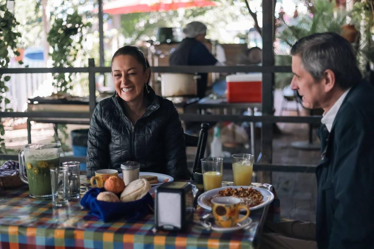 Claudia Sheinbaum y su esposo tuvieron una breve entrevista en un restaurante “El Gallito” en Culiacán, Sinaloa. Fuente: YouTube