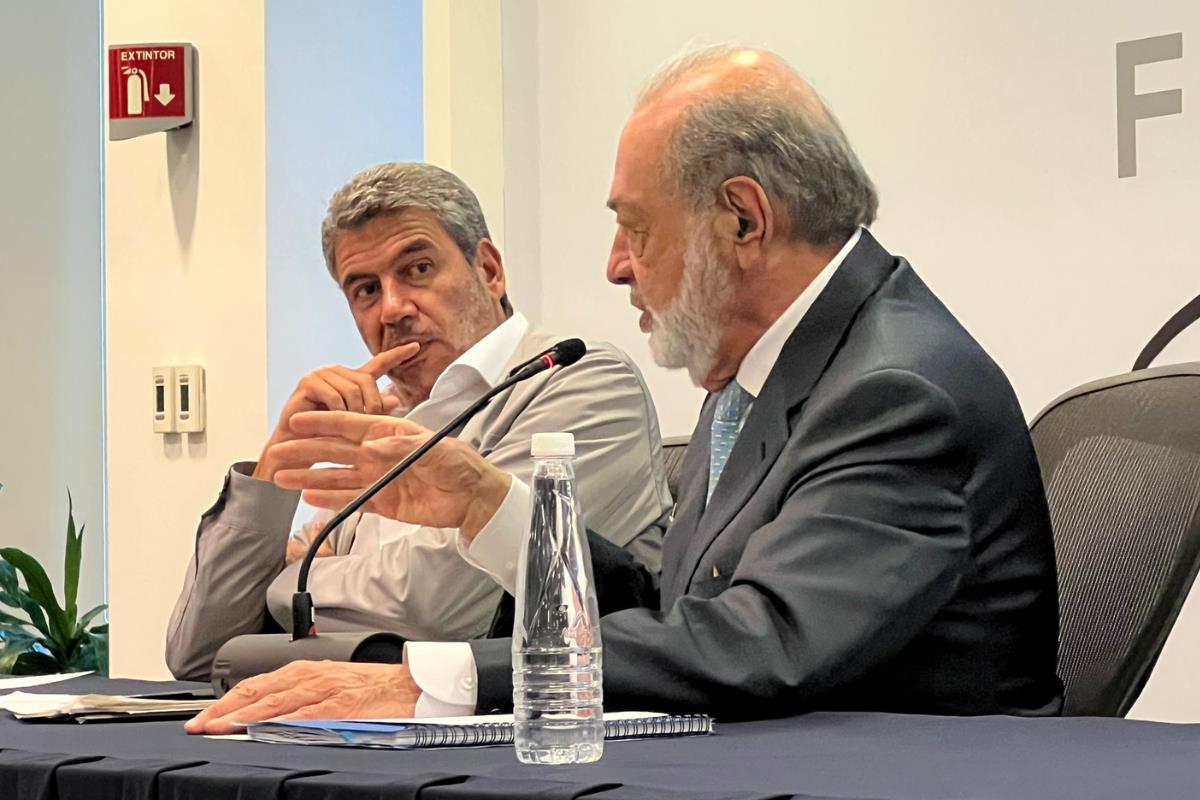 Carlos Slim y Arturo Elías Ayub en conferencia de prensa del 12 de febrero de 2024. Fuente: X (antes Twitter)/@carlostomasini