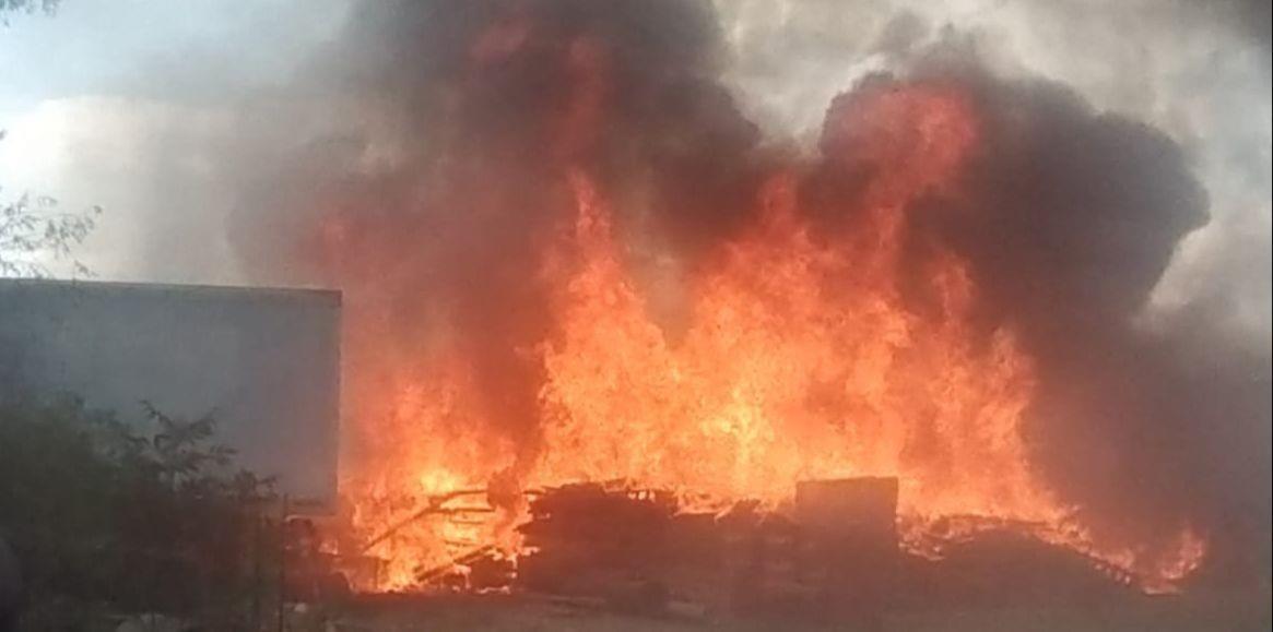 Bomberos de tultitlan y Cuautitlán trabajan para lograr sofocar las llamas. Imagen: POSTA