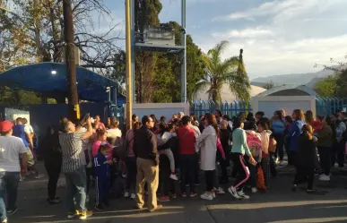 Protestan padres de familia en escuela por presuntos casos de acoso y abuso