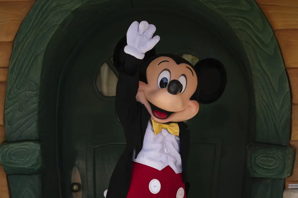 Mickey Mouse saluda a los visitantes del parque temático de Disneyland en Anaheim, California, el viernes 30 de abril de 2021. (AP Foto/Jae C. Hong, Archivo)