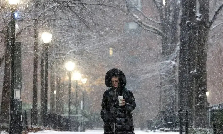 Una persona camina mientras cae la nieve durante una tormenta invernal Noreaster en Nueva York. Foto. Reuters