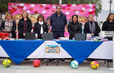 Entregan 100 mil pesos en material educativo a jardín de niños en Ramos Arizpe