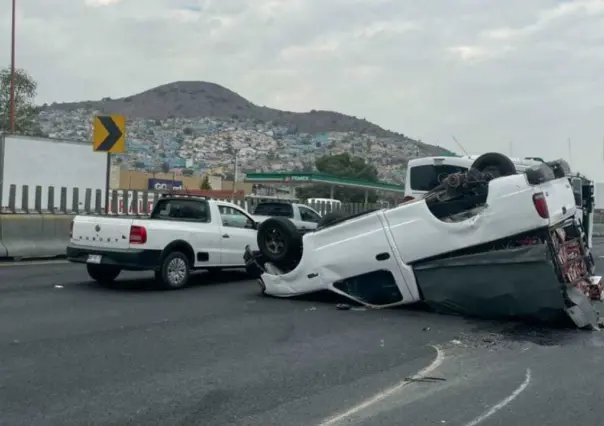 Se tiró la cerveza; volcó la camioneta cargada con cajas de esta bebida