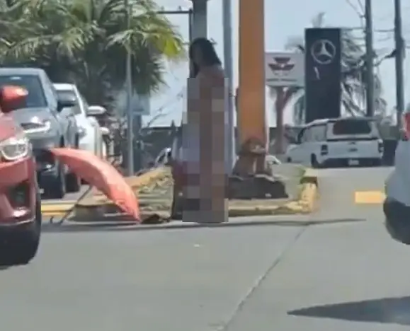 Mujer se desnuda y se cambia de ropa en plena avenida ¿Tenía calor?