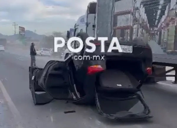 Al sitio llegaron elementos de Nuevo León Búsqueda y Rescate quienes atendieron al automovilista solo por algunos golpes. Foto: Raymundo Elizalde.