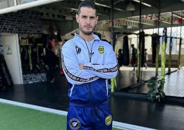 Adrián Marcelo intenta ser mesero por un día y cae por unas escaleras (VIDEO)