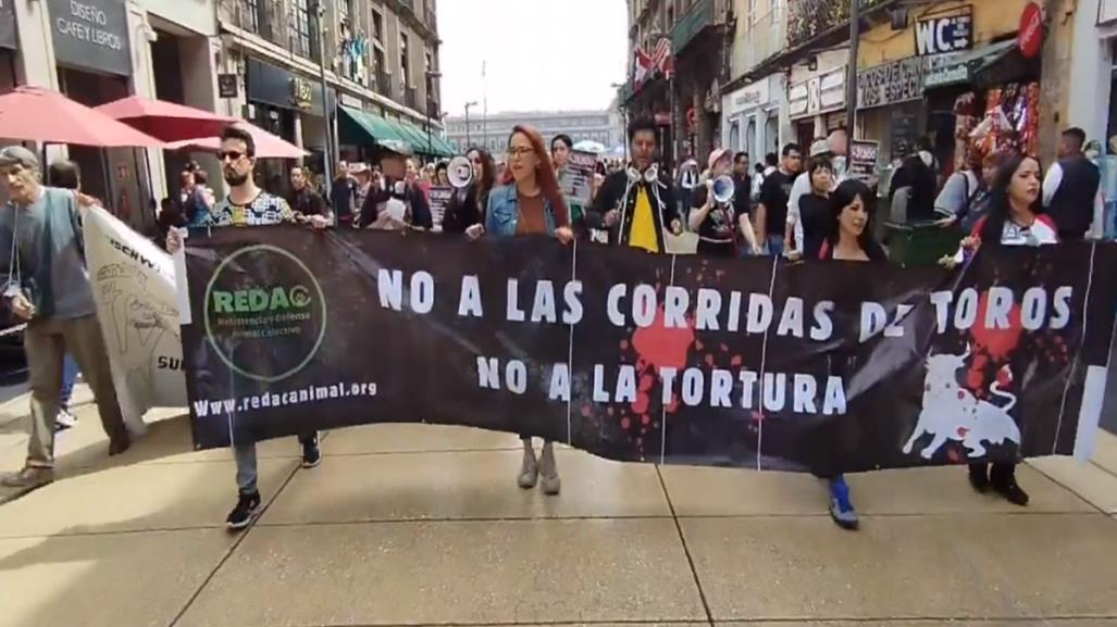 Manifestantes frente al Congreso exigen la prohibición de las corridas de toros