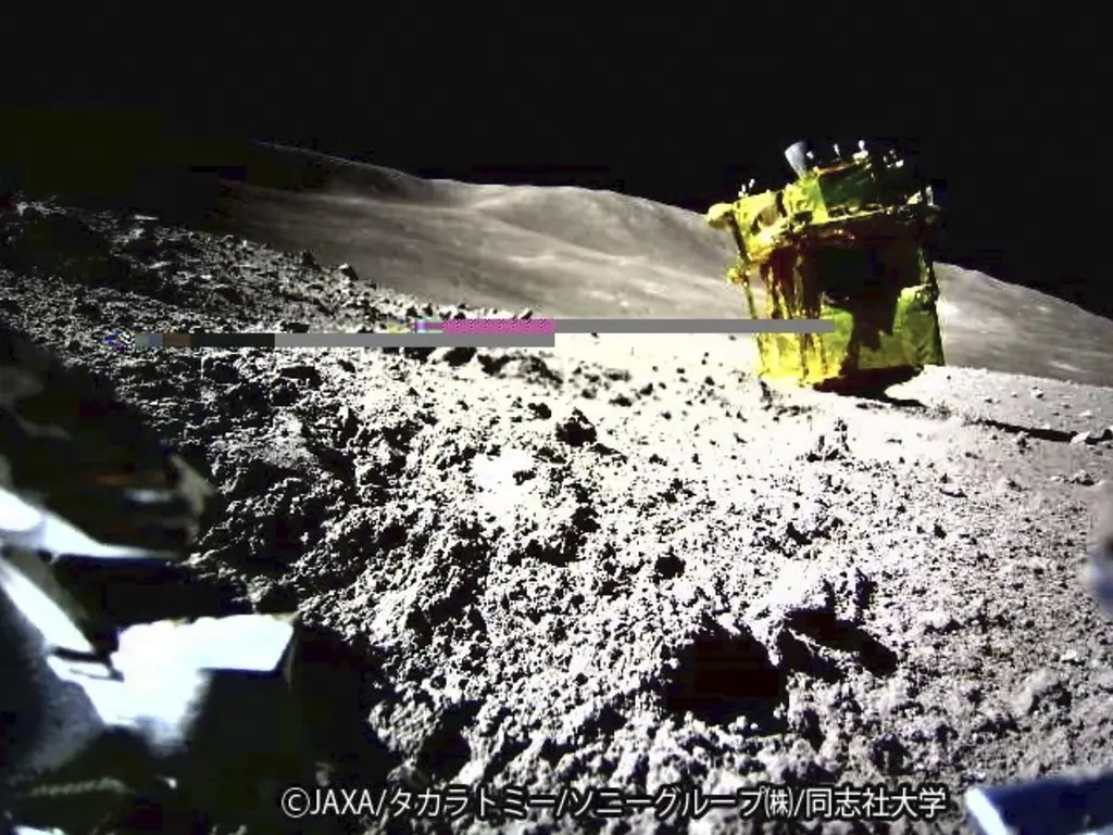 La imagen distribuida por la Agencia Japonesa de Exploración Aeroespacial (JAXA)/Takara Tomy/Sony Group Corporation/Doshisha University muestra una imagen tomada por un Vehículo de Excursión Lunar (LEV-2) de un robot explorador lunar llamado SLIM en la Lun