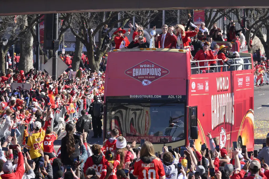 El dueño mayoritario de los Chiefs de Kansas City Clark Hunt sostiene el trofeo Vince Lombardi mientras el autobús del equipo llega a la celebración tras ganar el Super Bowl en Kansas City, Misuri el miércoles 14 de febrero del 2024. (AP Foto/Reed Hoffmann