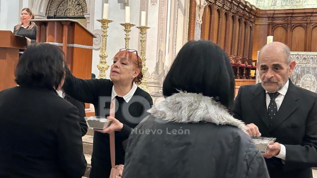 Regios acuden a imposición de ceniza en Catedral Metropolitana