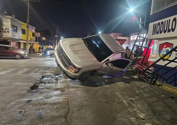 Camioneta es impactada y proyectada contra módulo de la SSC