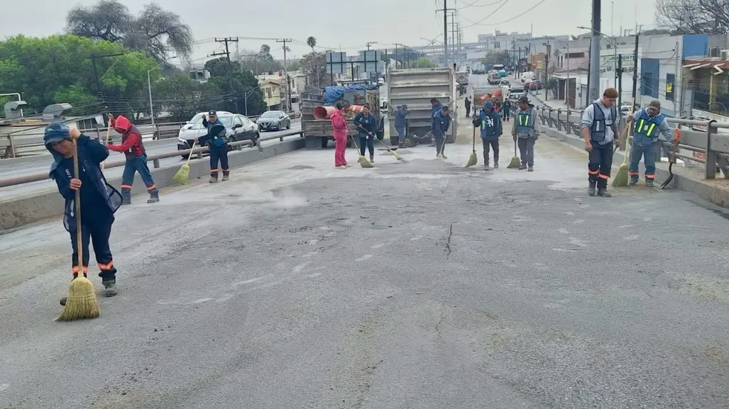 Cierre parcial de puente vehicular en avenida Nogalar por material resbaladizo