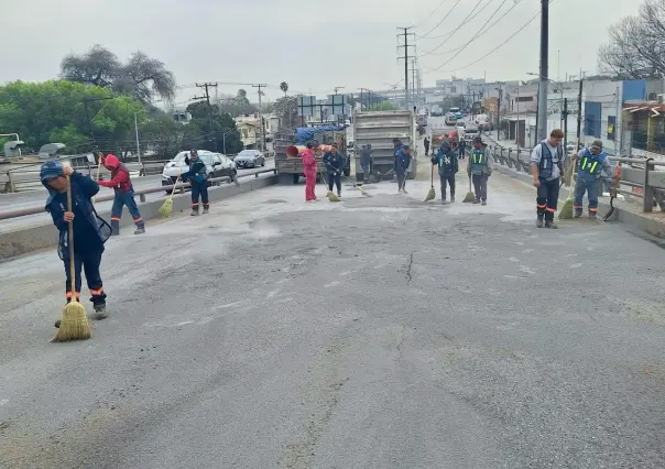 Cierre parcial de puente vehicular en avenida Nogalar por material resbaladizo