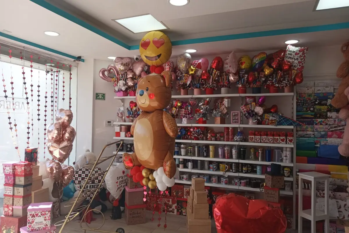 Globos, peluches y ramos de rosas siguen dominando las ventas. Foto: Irving Thomas / POSTA BCS