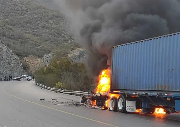 Cierran la Rumbo Nuevo por incendio de tráiler