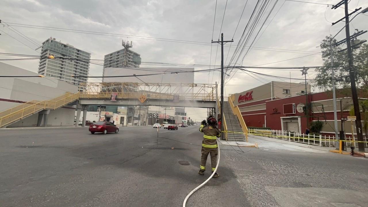 A través de redes sociales, Protección Civil de Monterrey dio a conocer que se encontraba laborando en el lugar en coordinación con la brigada de Bomberos de Coca Cola. Foto: X/ @pc_mty