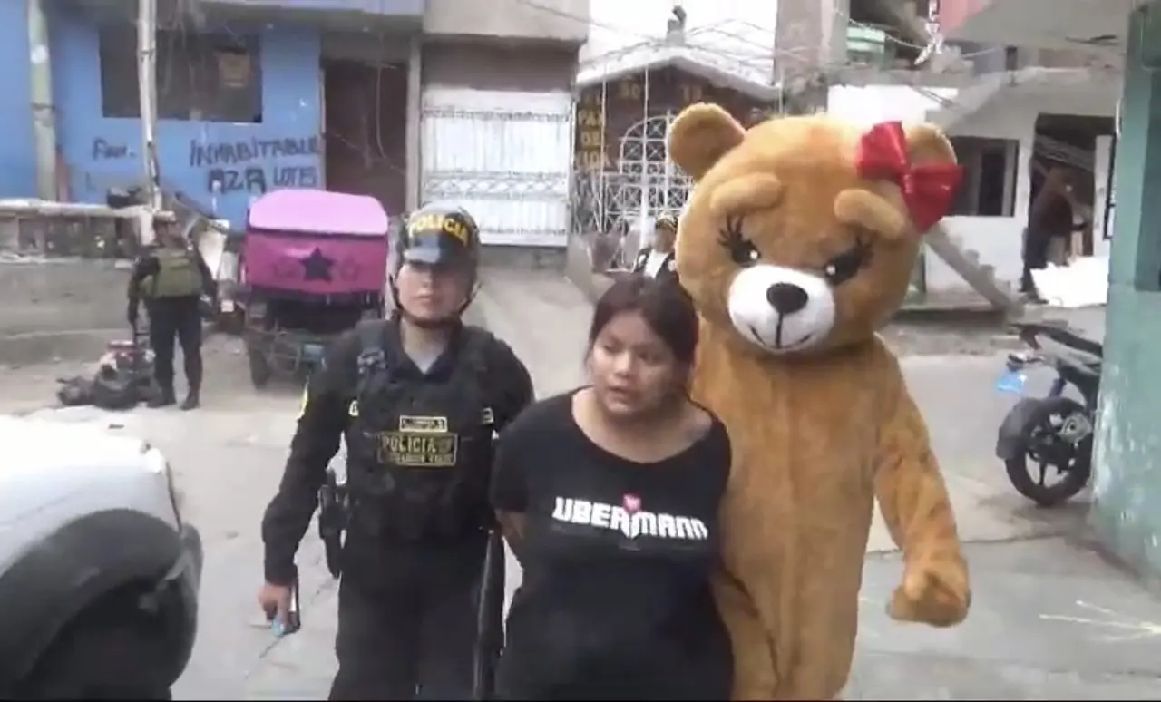 La detenida por la osita cariñosita | Fuente: X @x100prephoto1