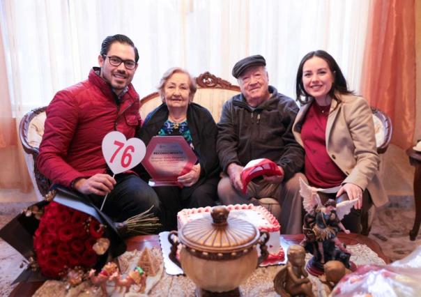 Matrimonio más longevo de Santiago es reconocido por alcalde David de la Peña