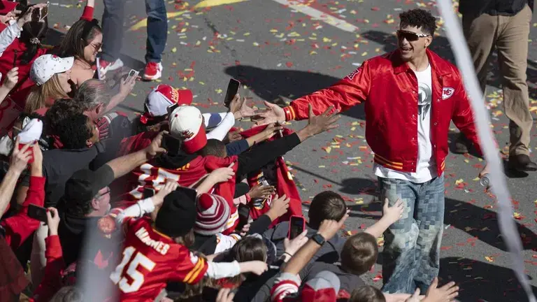 Desfilan los Campeones Chiefs en las calles de Kansas City