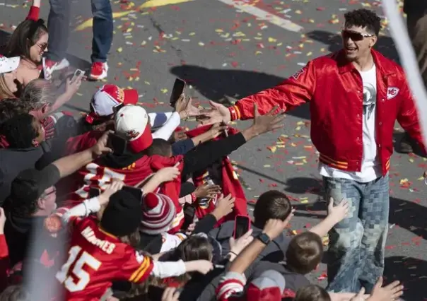 Desfilan los Campeones Chiefs en las calles de Kansas City