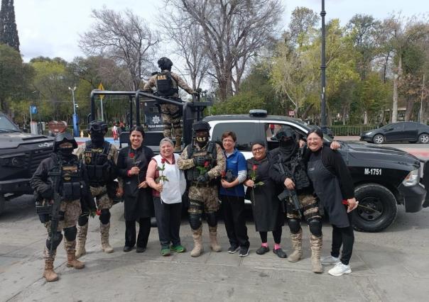 Sorprenden elementos policiacos de Saltillo a ciudadanía con entrega de flores