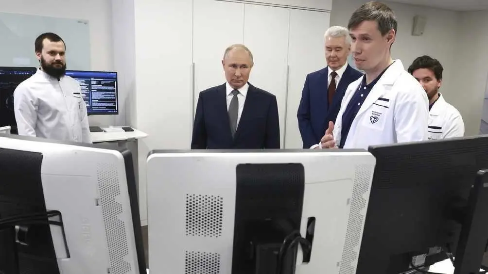 Putin mencionó que están muy cerca de desarrollar vacunas innovadoras contra el cáncer y medicamentos inmunomoduladores de última generación. Foto: AP