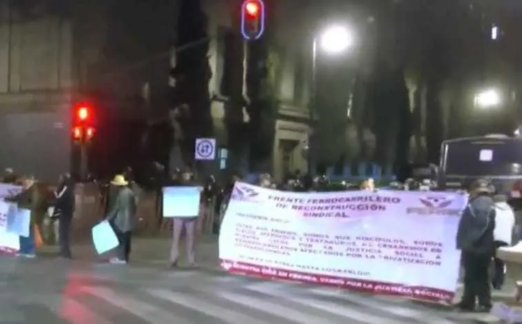 Manifestación de ferrocarrileros en CDMX frente a Palacio Nacional