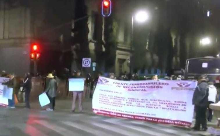 Exferrocarrileros frente a Palacio Nacional | Fuente: X @FortunayPoder