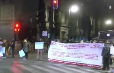 Manifestación de ferrocarrileros en CDMX frente a Palacio Nacional