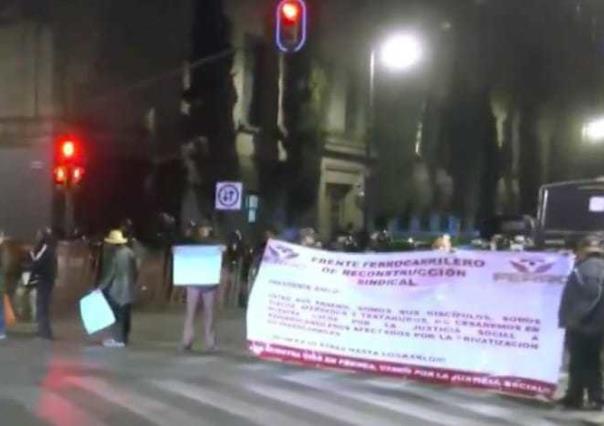 Manifestación de ferrocarrileros en CDMX frente a Palacio Nacional