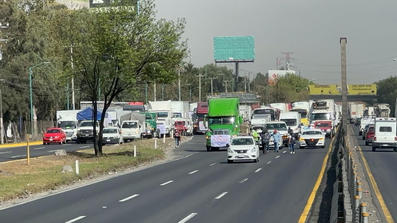 Son más de sesenta camiones de carga los que utilizan los tres carriles centrales y laterales. Imagen: POSTA