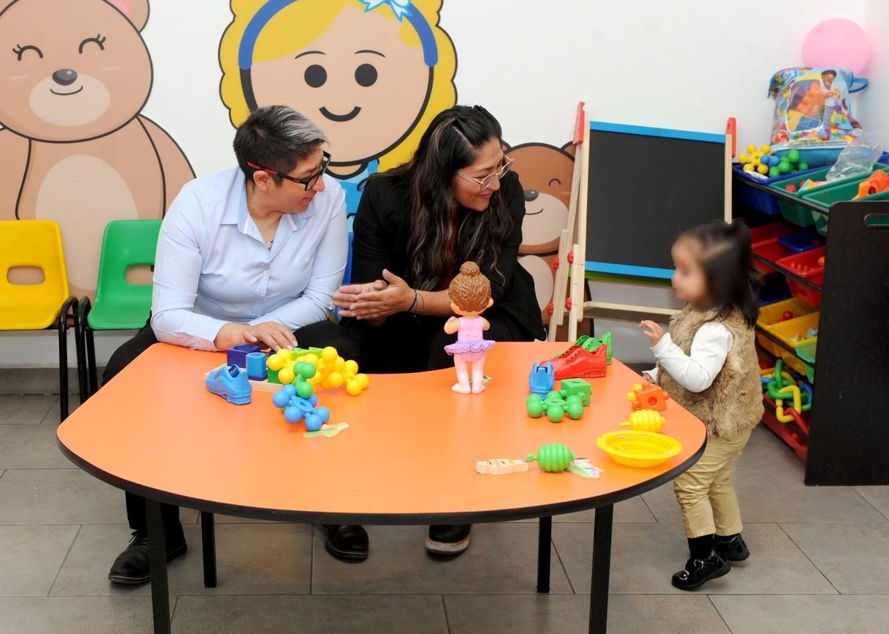 Toca DIFEM campana al entregar el acta de nacimiento de Regina a sus madres, Fanny y Shyntia. Imagen: GEM