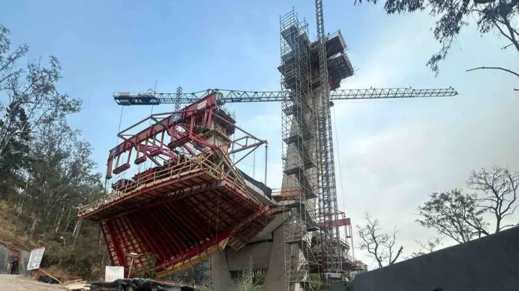 Trabajadores del Tren Interurbano caen de una estructura ¡Uno de ellos murió!