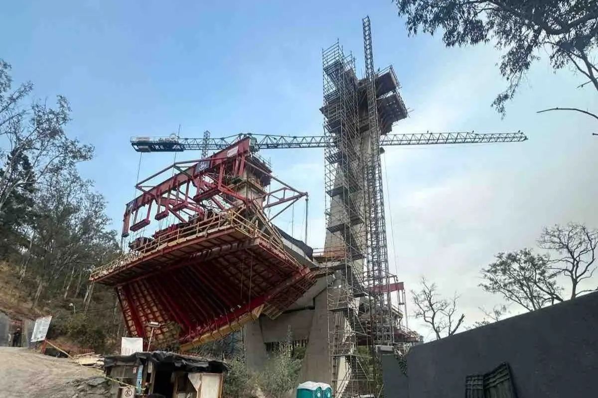 Un hombre perdió la vida al caer de una estructura de 15 metros de alto Foto: X(Twitter) @david_ordaz