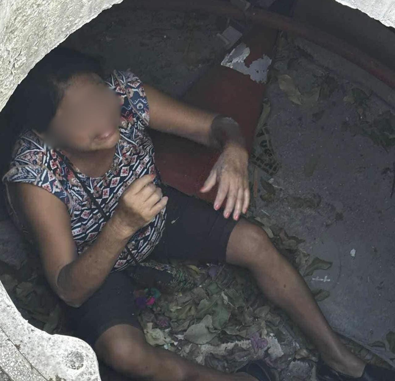 Una señora cayó a un pozo, al parecer de la CFE, lo que le generó lesiones en algunas partes de su cuerpo.- Foto de redes sociales