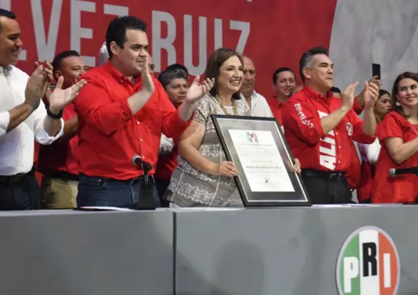 PRI entrega a Xóchitl Gálvez constancia como candidata presidencial en Mérida