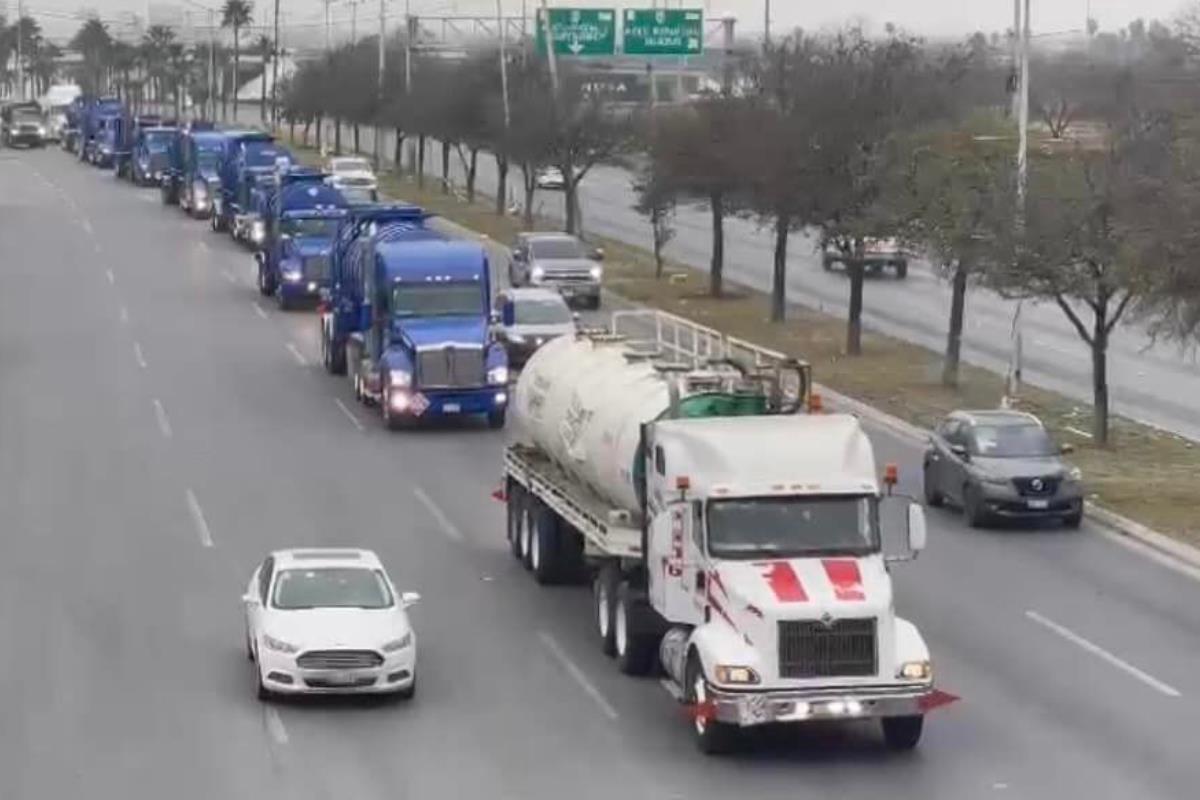 Transportistas de carga de Reynosa se sumaron desde temprana hora a la manifestación pacífica convocada a nivel nacional para exigir mayor seguridad en las carreteras federales del país. Foto: Redes Sociales