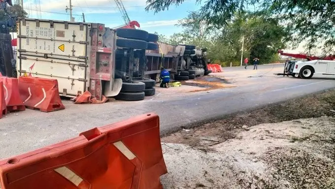 Volcadura de un tráiler en la vía Valladolid-Tizimín deja a un hombre lesionado