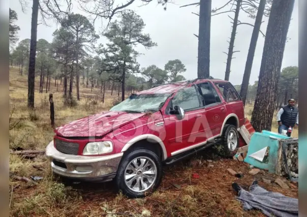 Un hombre adulto, grave al volcar con su familia en carretera a Mazatlán