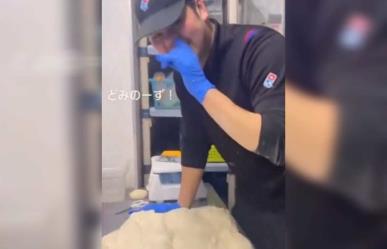 ¡Pizza de mocos! Empleado embarra dedo sucio en masa