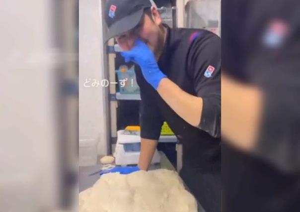 ¡Pizza de mocos! Empleado embarra dedo sucio en masa