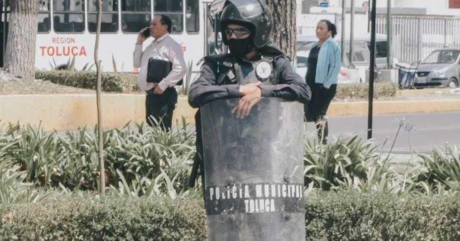 Blindan la zona del Cosmovitral en Toluca para impedir la instalación de ambulantes. Foto: Especial