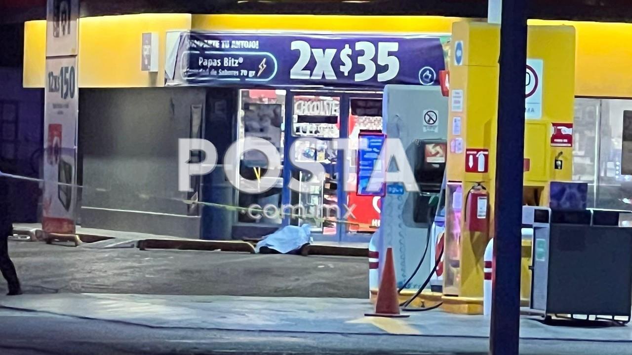 El hecho ocurrió a las afueras de una tienda de conveniencia. Foto: Raymundo Elizalde.