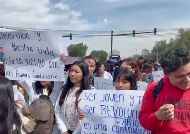 Bloquean carretera estudiantes de UTTecámac: Denuncian condiciones precarias