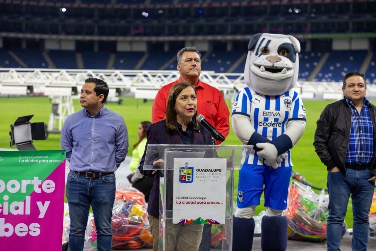 Alcaldesa de Guadalupe entrega kits deportivos a clubes de fútbol