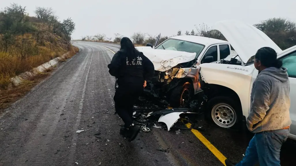 Involucra choque frontal a funcionarios federales; hay cuatro lesionados