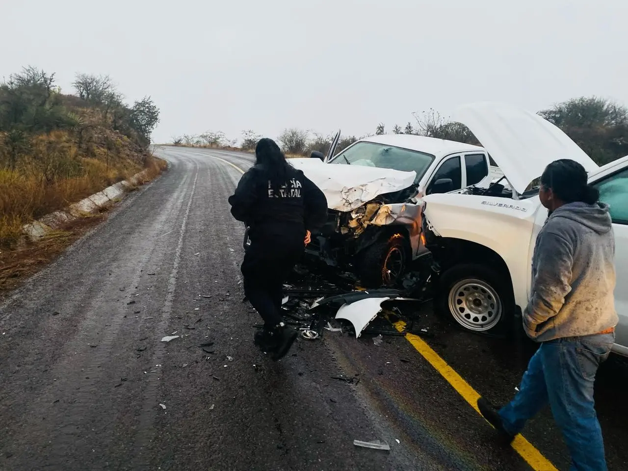 Un choque frontal entre dos camionetas en la carretera al Mezquital dejó cuatro personas lesionadas. Foto: Especial.