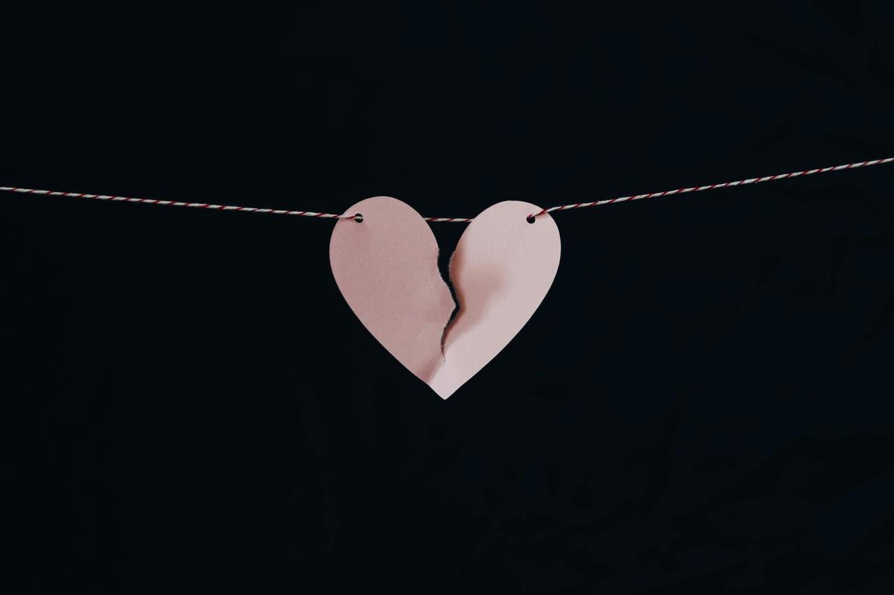 El Día de los Amores Imposibles no pretende glorificar el sufrimiento o la tristeza, sino más bien fomentar la comprensión y aceptación de la complejidad del amor. (Fotografía: Freepik)